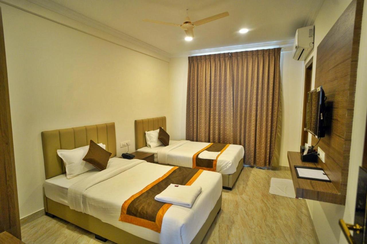 Hotel Sterling Inn Bangalore International Airport Yelahanka ภายนอก รูปภาพ