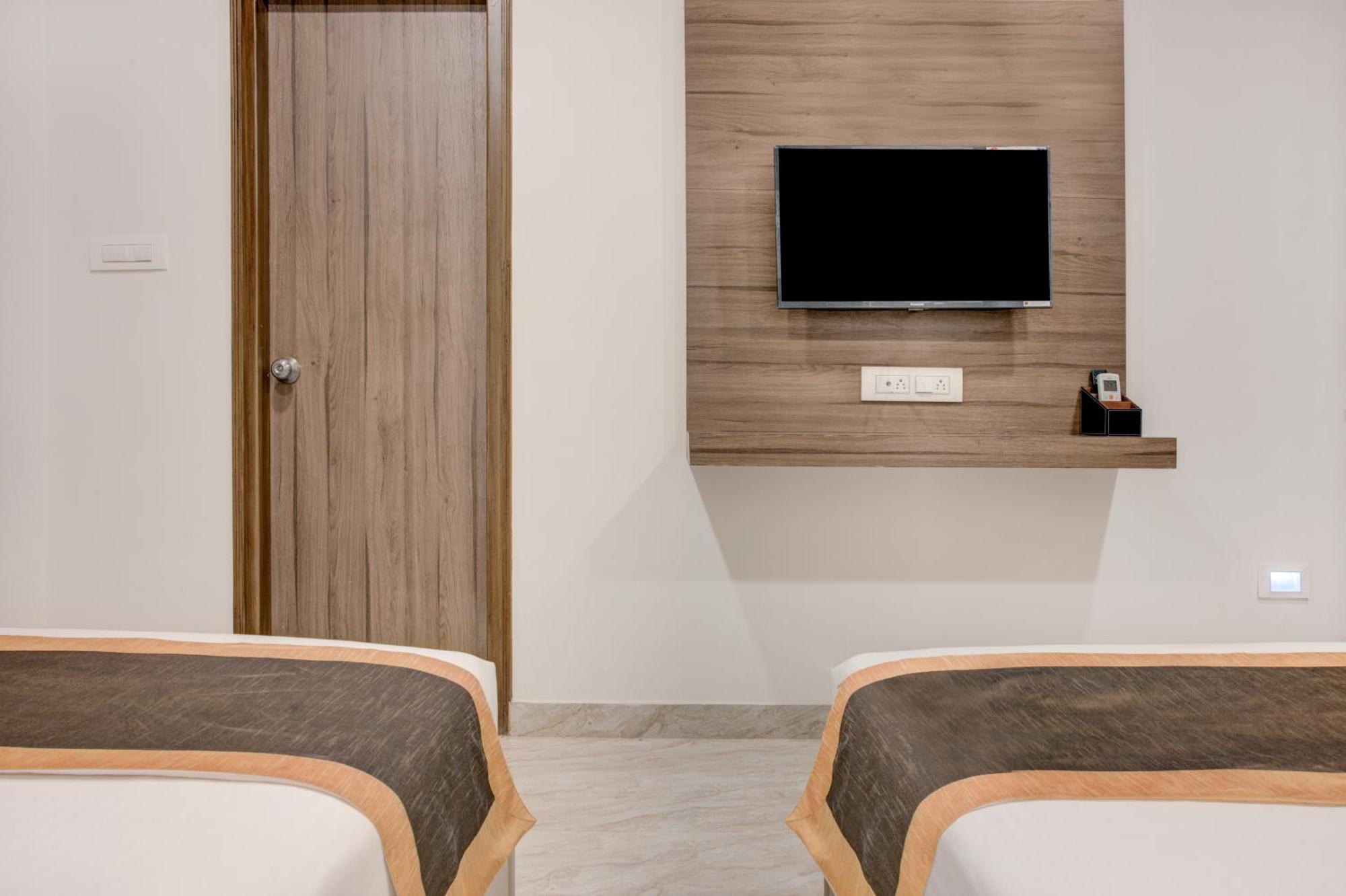 Hotel Sterling Inn Bangalore International Airport Yelahanka ภายนอก รูปภาพ