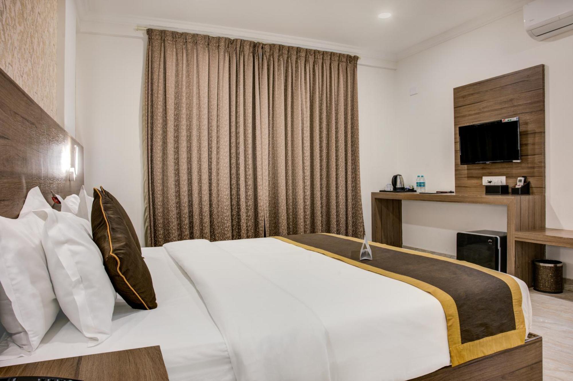 Hotel Sterling Inn Bangalore International Airport Yelahanka ภายนอก รูปภาพ